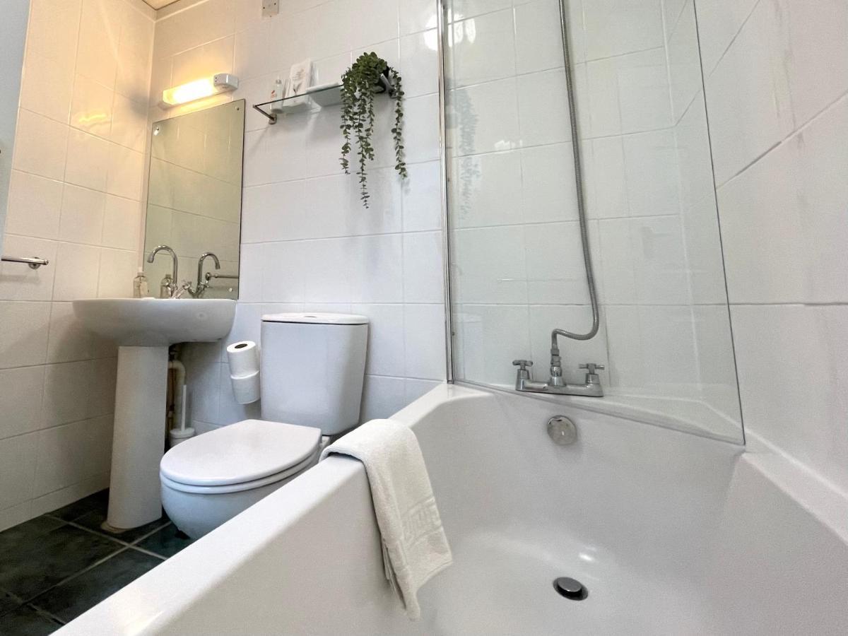 Sea View Family Stay By Beach Gym & Parking 본머스 외부 사진