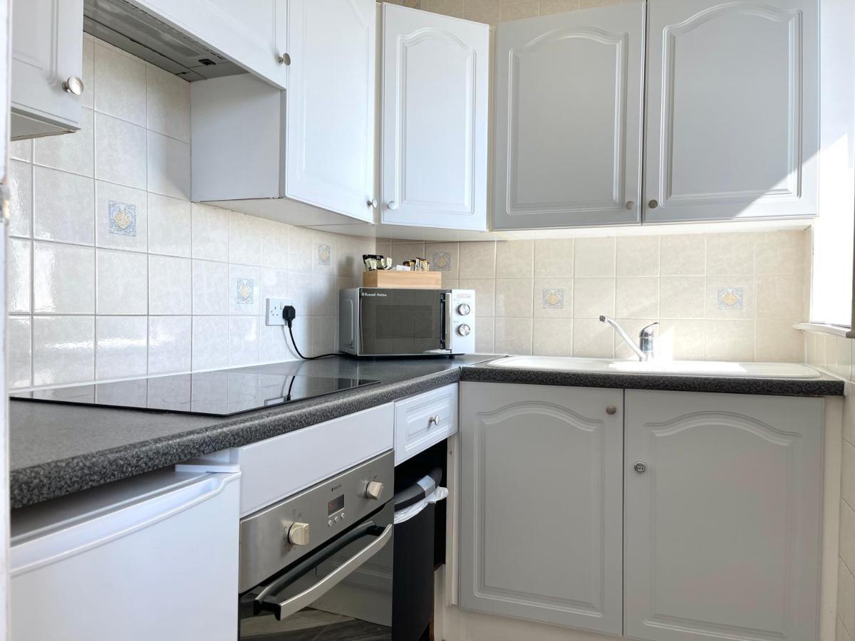 Sea View Family Stay By Beach Gym & Parking 본머스 외부 사진